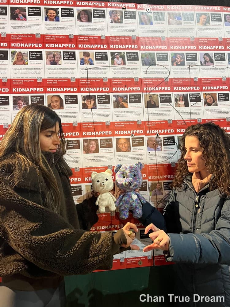 מסירת דובים מוגמרים בכיכר החטופים