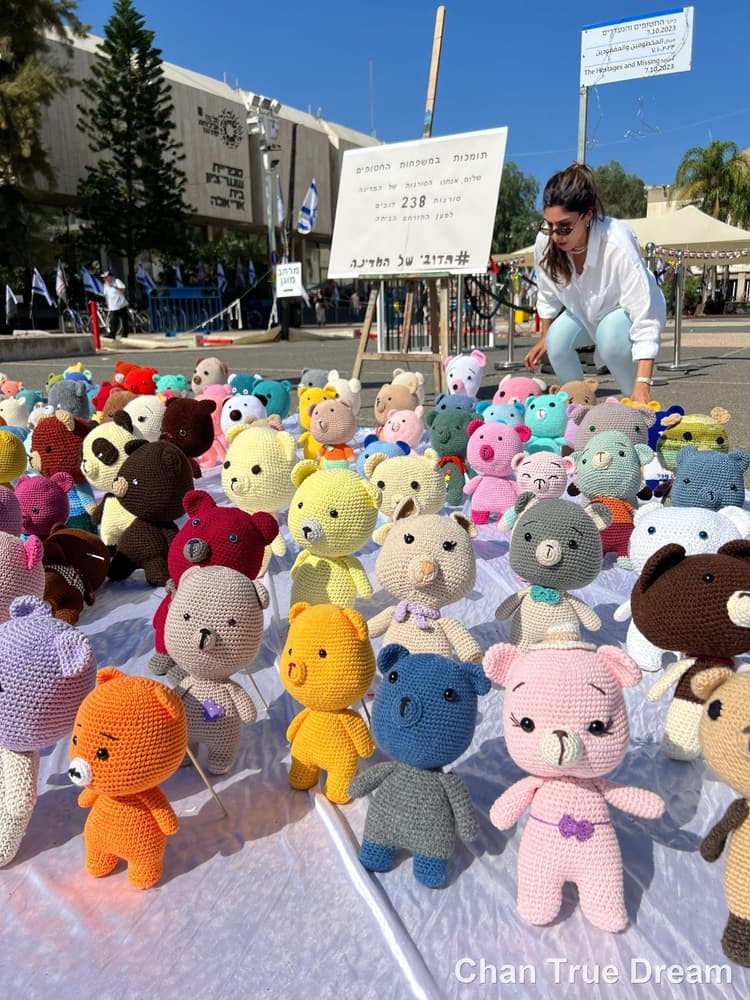 238 דובים סרוגים בכיכר החטופים, אוקטובר 2023